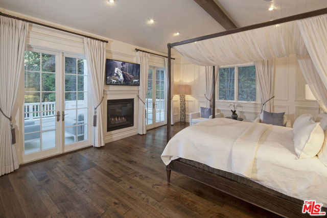 3815 Valley Meadow Road, Encino CA: https://media.crmls.org/mediaz/31f1240a-e4cd-444a-bf6e-bb95c230983d.jpg