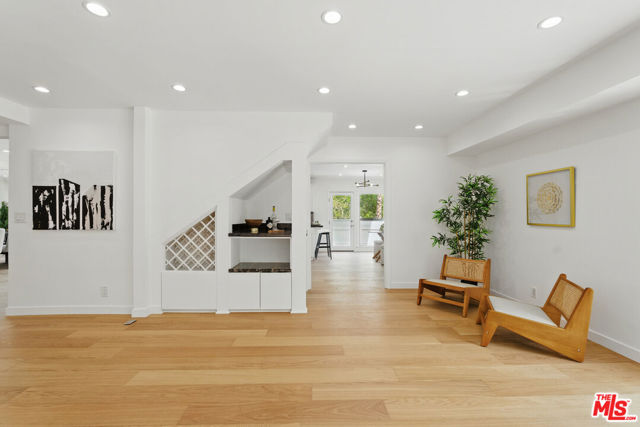 5220 Melvin Avenue, Tarzana CA: https://media.crmls.org/mediaz/31f3b9bb-04db-4366-8a14-08ddd29b68de.jpg