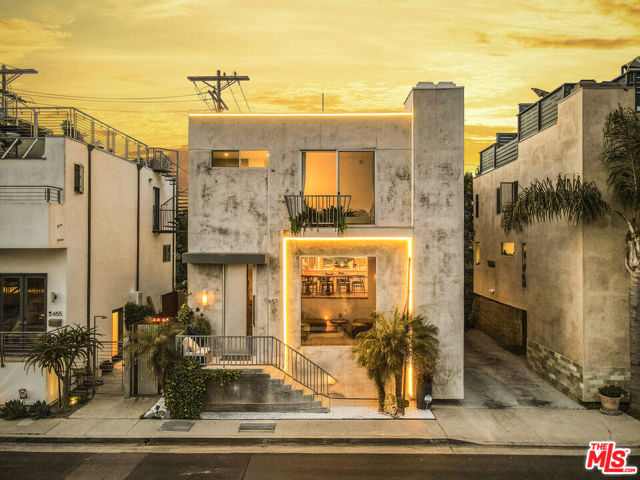 657 Mildred Avenue, Venice CA: https://media.crmls.org/mediaz/31f45e28-a2c2-448b-85c2-0f2545044762.jpg