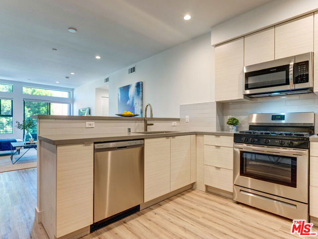 338 N Mariposa Avenue, Los Angeles CA: https://media.crmls.org/mediaz/31f4bbfa-30db-4a5d-9c74-c5b724f8e22c.jpg