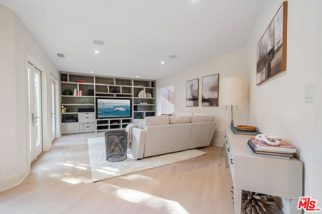 10148 Angelo Circle, Beverly Hills CA: https://media.crmls.org/mediaz/31f4d7c8-e4ae-4a72-840e-9368a81b2faa.jpg