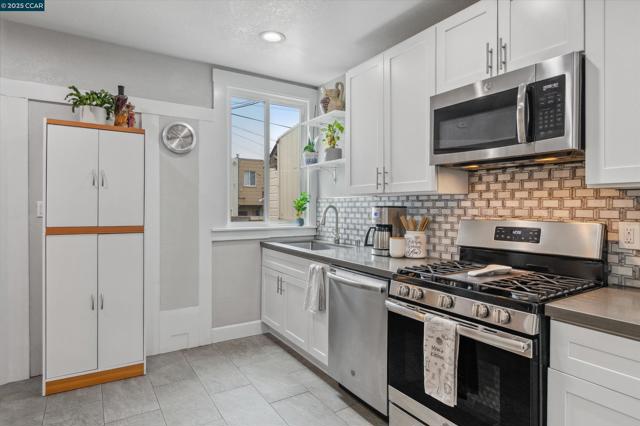1118 GENEVA AVE, San Francisco CA: https://media.crmls.org/mediaz/31f5896e-7980-47b7-9814-f062171d78b6.jpg