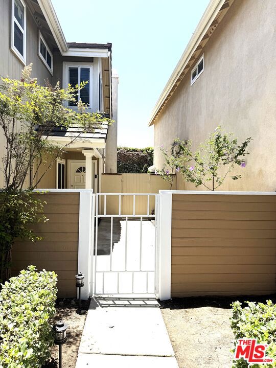 3712 Carrington Court, Inglewood CA: https://media.crmls.org/mediaz/31f5d082-7dfd-4af2-b2db-fd10e9aa0e4d.jpg