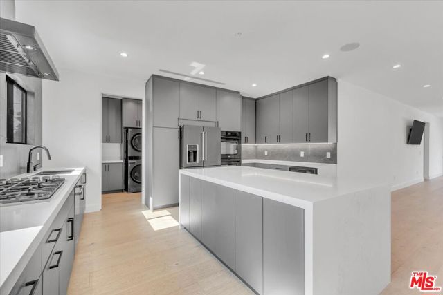5456 Hazeltine Avenue, Sherman Oaks CA: https://media.crmls.org/mediaz/31f793bb-0ffe-4300-a395-d0bc9232adba.jpg