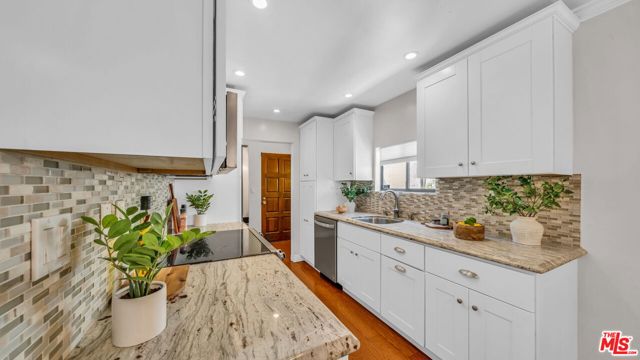 1130 9th Street, Santa Monica CA: https://media.crmls.org/mediaz/31f79c37-9f1b-4f2b-a68f-e7441140d8e1.jpg