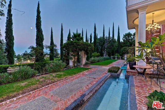 725 N Faring Road, Los Angeles CA: https://media.crmls.org/mediaz/31f7f1cf-a4e3-4b86-8a78-886b33af4486.jpg