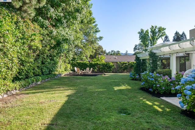290 Bolla Ave, Alamo CA: https://media.crmls.org/mediaz/31f89a50-dc2d-4edf-bca6-e9fe967d07ba.jpg