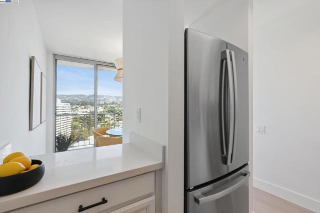 1 Kelton Ct, Oakland CA: https://media.crmls.org/mediaz/31fafcea-b5da-4636-83c5-3d89ef4d7fc0.jpg