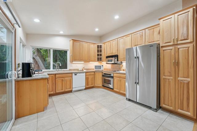 4942 Rocklin Dr, Union City CA: https://media.crmls.org/mediaz/31fb8f34-5252-47a5-8d6e-445032e33ea6.jpg