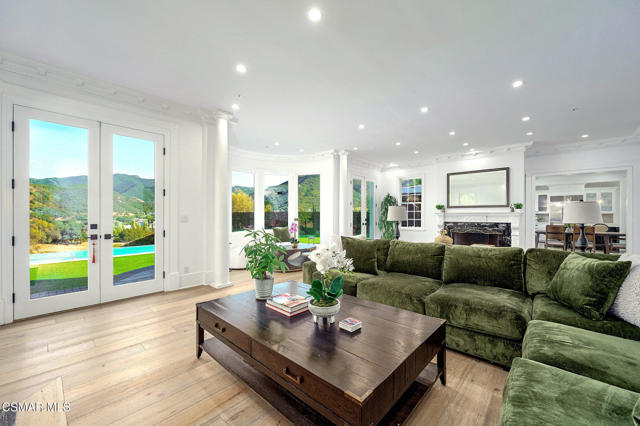 508 W Stafford Road, Thousand Oaks CA: https://media.crmls.org/mediaz/31fbae90-4988-46ef-8476-267261ad6400.jpg