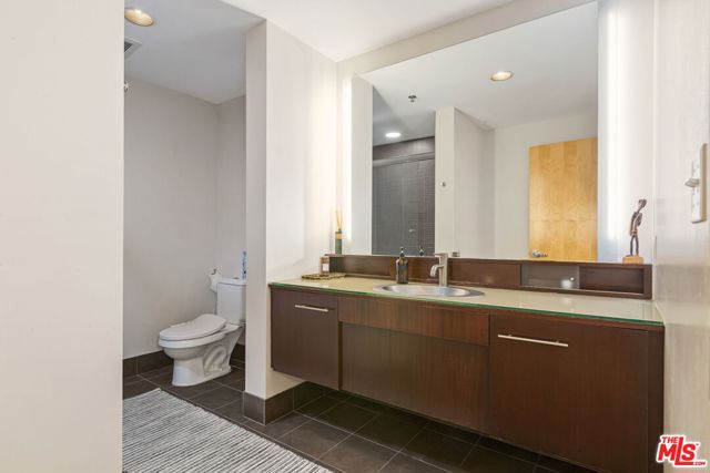 1111 S Grand Avenue, Los Angeles CA: https://media.crmls.org/mediaz/31fbc4a2-7f93-4568-bf19-2d8546ee06ce.jpg