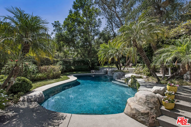 2555 N Altadena Drive, Altadena CA: https://media.crmls.org/mediaz/31fbc54f-a84a-47fe-9e59-342ce3b6b169.jpg