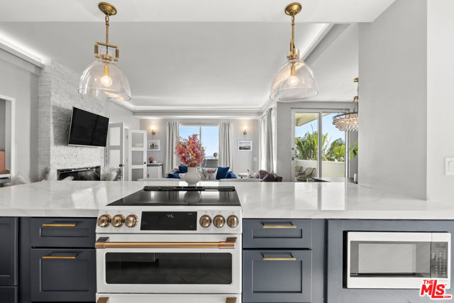 7250 Franklin Avenue, Los Angeles CA: https://media.crmls.org/mediaz/31fbfc2b-2907-424c-8d50-639a1203959f.jpg