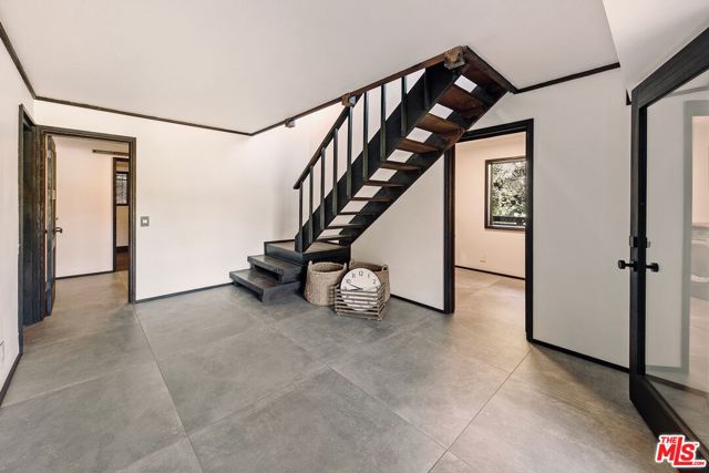 625 Reithe Avenue, Calabasas CA: https://media.crmls.org/mediaz/31fcbfde-26ff-4d50-99b5-7f6c2115eb07.jpg