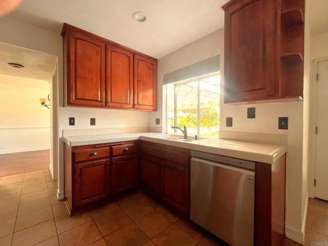 Detail Gallery Image 11 of 35 For 1446 Westmore Pl, Oceanside,  CA 92056 - 4 Beds | 3/1 Baths