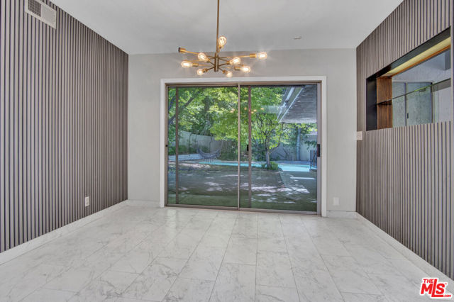 11410 Canton Drive, Studio City CA: https://media.crmls.org/mediaz/31ff1b0b-7d19-4454-8677-00cf17bf3024.jpg