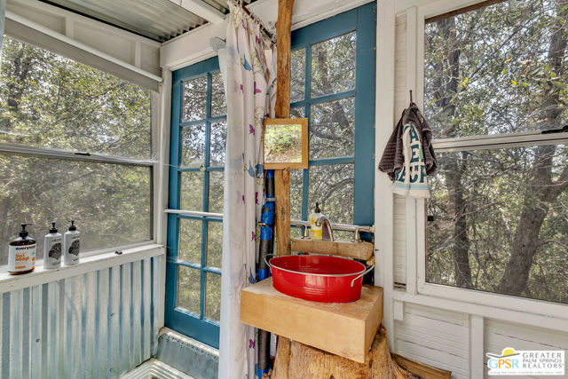21395 Highway 243, Idyllwild CA: https://media.crmls.org/mediaz/31ff3b35-a979-4a3f-a91e-742b05c850eb.jpg