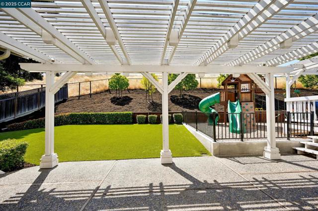 87 Molokai Ct, San Ramon CA: https://media.crmls.org/mediaz/3200b55a-4629-4306-b8e2-ce7202474833.jpg