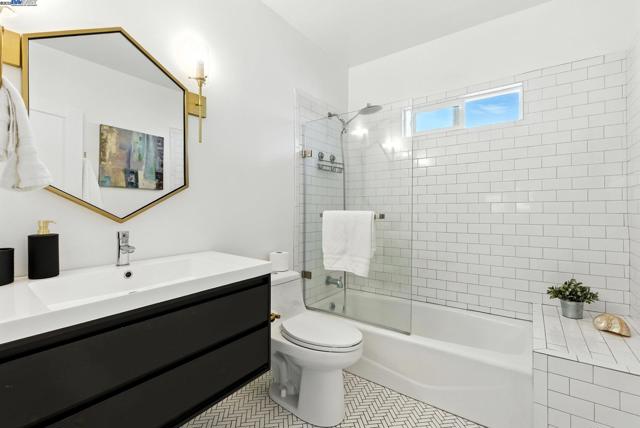 3936 Midvale Ave, Oakland CA: https://media.crmls.org/mediaz/3201473f-95e0-4e3f-80c9-80fa4e3b3626.jpg