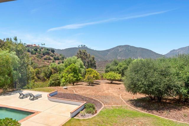 3453 Via Loma Vista, Escondido CA: https://media.crmls.org/mediaz/32020011-2fa3-43c9-8298-d42ccc418e10.jpg