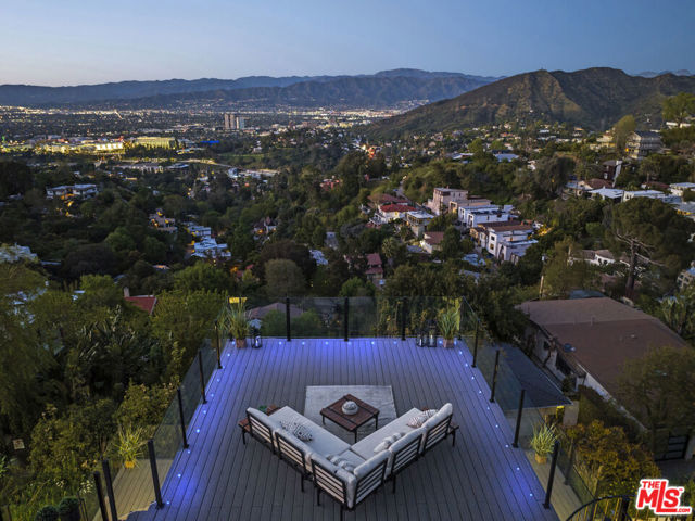 7308 Pacific View Drive, Los Angeles CA: https://media.crmls.org/mediaz/32022729-9f6a-4fbd-8595-0e24c1e73b50.jpg