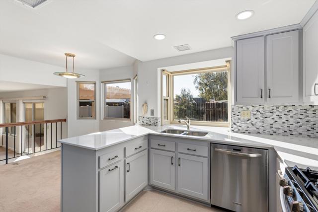 Detail Gallery Image 14 of 41 For 7338 Canyon Breeze Rd, San Diego,  CA 92126 - 4 Beds | 3 Baths