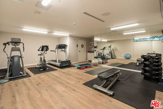 1333 Beverly Green Drive, Los Angeles CA: https://media.crmls.org/mediaz/3202ef74-3eee-4ed2-a13c-ac690e36ef93.jpg