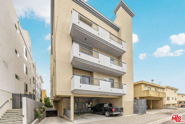 1529 S Westgate Avenue, Los Angeles CA: https://media.crmls.org/mediaz/32045269-44f2-4233-8198-8d162b241944.jpg