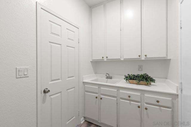 2084 Roberts Pl, Escondido CA: https://media.crmls.org/mediaz/3205252b-4160-4c6c-970d-4fe22fa80688.jpg