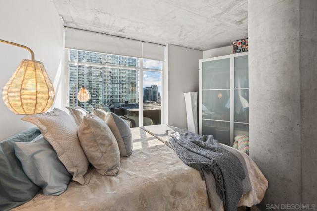 1080 Park Blvd, San Diego CA: https://media.crmls.org/mediaz/32056474-c393-43fa-952c-38afc6e75801.jpg