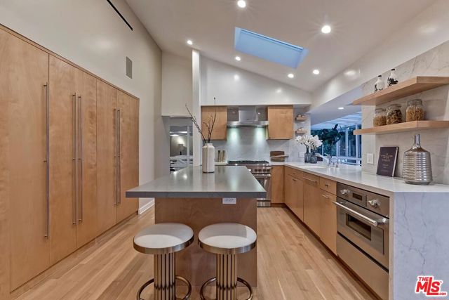 9316 Beverly Crest Drive, Beverly Hills CA: https://media.crmls.org/mediaz/3206bb57-95cf-4cb0-916b-61309e948fd7.jpg