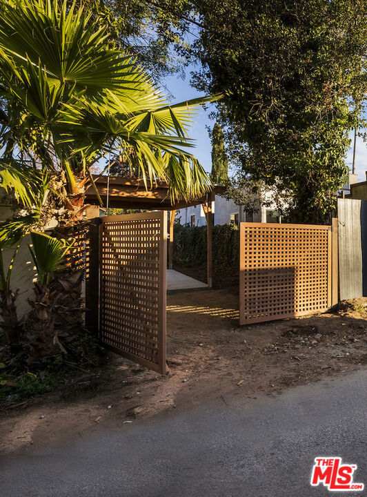 1411 Armadale Avenue, Los Angeles CA: https://media.crmls.org/mediaz/320754f2-0821-43cf-99f9-8bd29f6242c3.jpg