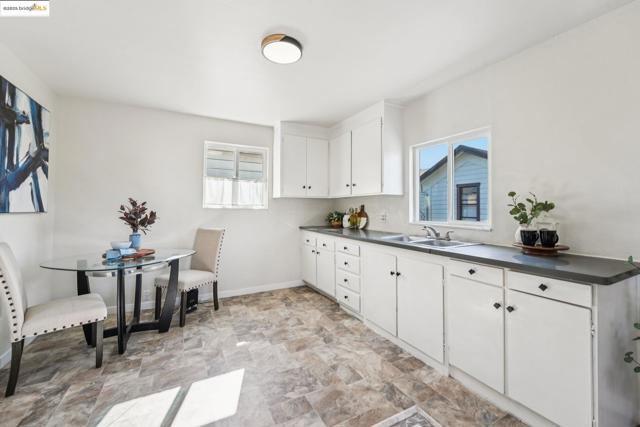 1549 5Th Ave, Oakland CA: https://media.crmls.org/mediaz/32078077-23d2-44fd-bbb3-a5d06d019eec.jpg