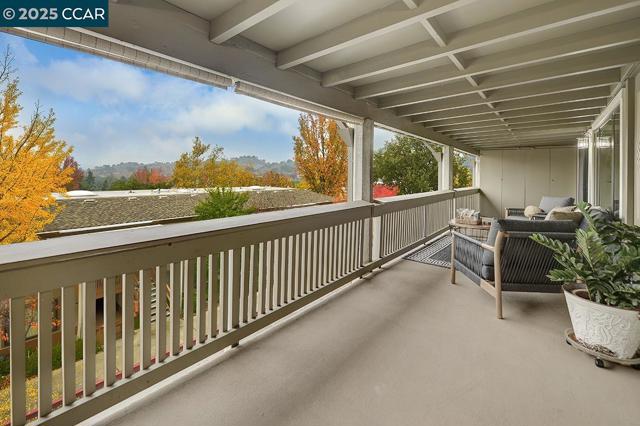 2900 Tice Creek Dr, Walnut Creek CA: https://media.crmls.org/mediaz/3207937c-53e4-4169-9822-4b8605a66a8d.jpg