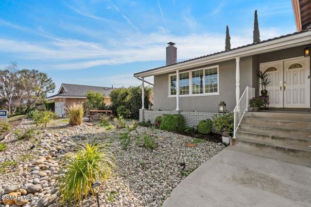 1076 Calle Contento, Thousand Oaks CA: https://media.crmls.org/mediaz/32099729-241c-4fea-813e-b1c0ab27d03f.jpg