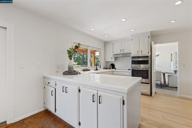 11 Breck Ct, Moraga CA: https://media.crmls.org/mediaz/320a6859-7841-4e25-aa42-df7b10e2b0af.jpg
