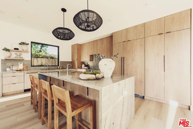 5725 Katherine Avenue, Sherman Oaks CA: https://media.crmls.org/mediaz/320af0a8-4668-46b4-9f77-77a9c9368c12.jpg