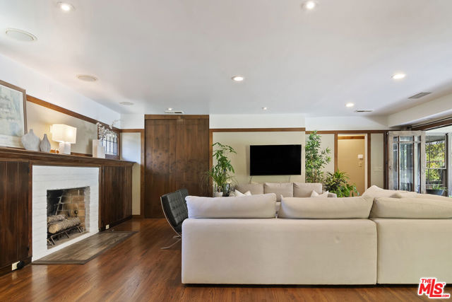 2299 Beverwil Drive, Los Angeles CA: https://media.crmls.org/mediaz/320b3ac7-2d9c-4e1a-af05-b872fe330c9d.jpg