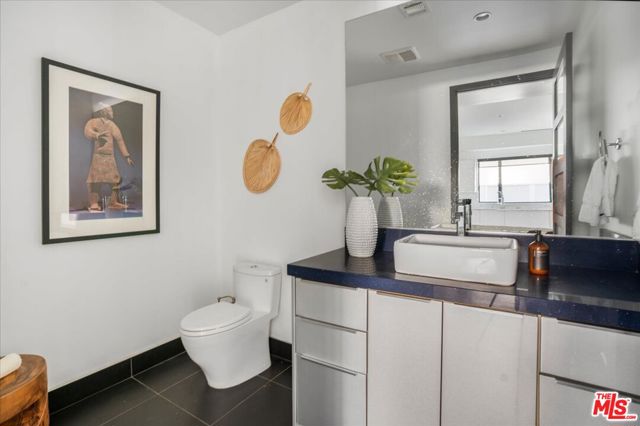 616 N FULLER Avenue, Los Angeles CA: https://media.crmls.org/mediaz/320b57b7-6aeb-4eb8-b5d1-5d5c1ee21eb8.jpg