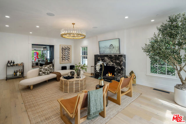 9885 Carmelita Avenue, Beverly Hills CA: https://media.crmls.org/mediaz/320b741c-fc38-4e1b-90fc-78c51090e00f.jpg