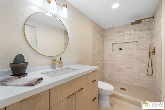 6 Joya Drive, Palm Desert CA: https://media.crmls.org/mediaz/320c0964-d5c2-4e05-8692-1fa297560ed0.jpg