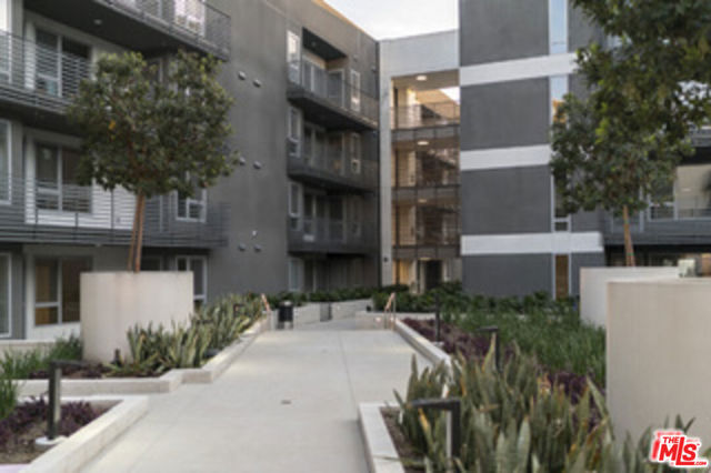 3425 W OLIVE Avenue, Burbank CA: https://media.crmls.org/mediaz/320c5ee2-1af2-4748-a8ff-96918449f932.jpg