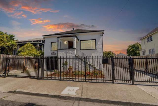 2900 Linden Street, Emeryville CA: https://media.crmls.org/mediaz/320c61f2-d9b7-44e1-a664-3ba5c9431919.jpg