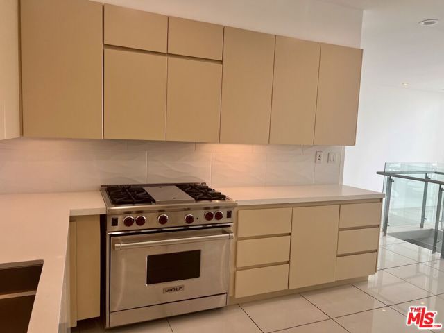 5205 Ocean Front Walk, Marina del Rey CA: https://media.crmls.org/mediaz/320d1099-31e8-4cdd-95e2-f9b978337492.jpg