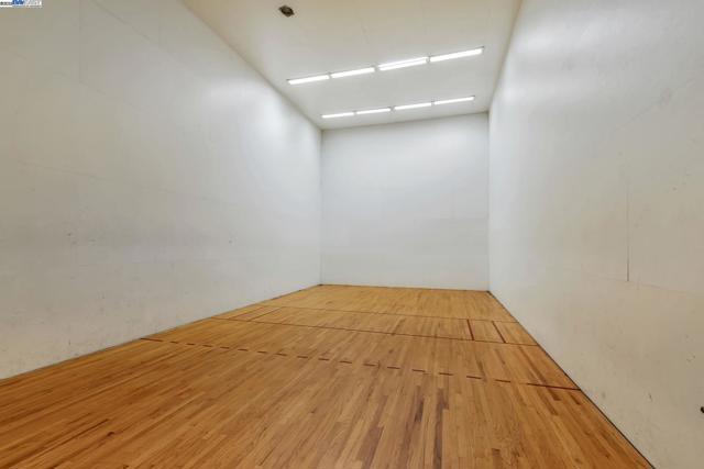 291 Tradewinds Dr, San Jose CA: https://media.crmls.org/mediaz/320d4455-74af-4474-9cd5-7995425367f6.jpg