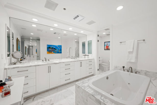 10430 Wilshire Boulevard, Los Angeles CA: https://media.crmls.org/mediaz/320d5805-f250-48cd-9e06-a95e6e83175b.jpg