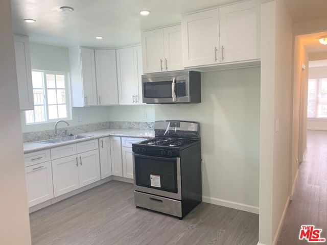 605 W 47th Street, Los Angeles CA: https://media.crmls.org/mediaz/320dba64-36ee-4efa-8d84-9e5956e662b0.jpg