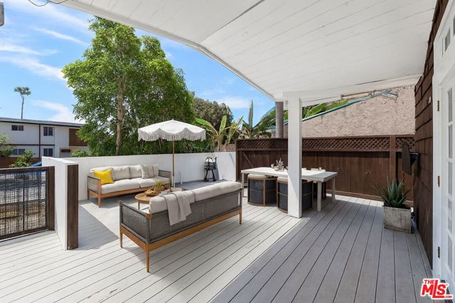 1141 Cabrillo Avenue, Venice CA: https://media.crmls.org/mediaz/320f567d-de33-4530-82ac-d4dbbba16d6c.jpg