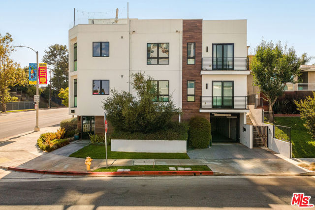 1333 Beverly Green Drive, Los Angeles CA: https://media.crmls.org/mediaz/320f7027-b99d-474f-b949-c14893852a9a.jpg