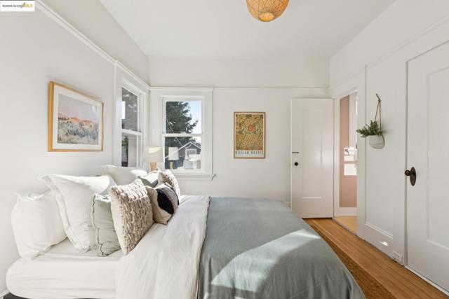 1532 Walnut St, Berkeley CA: https://media.crmls.org/mediaz/3210de81-c8db-4992-8809-dbdec0d1d47f.jpg